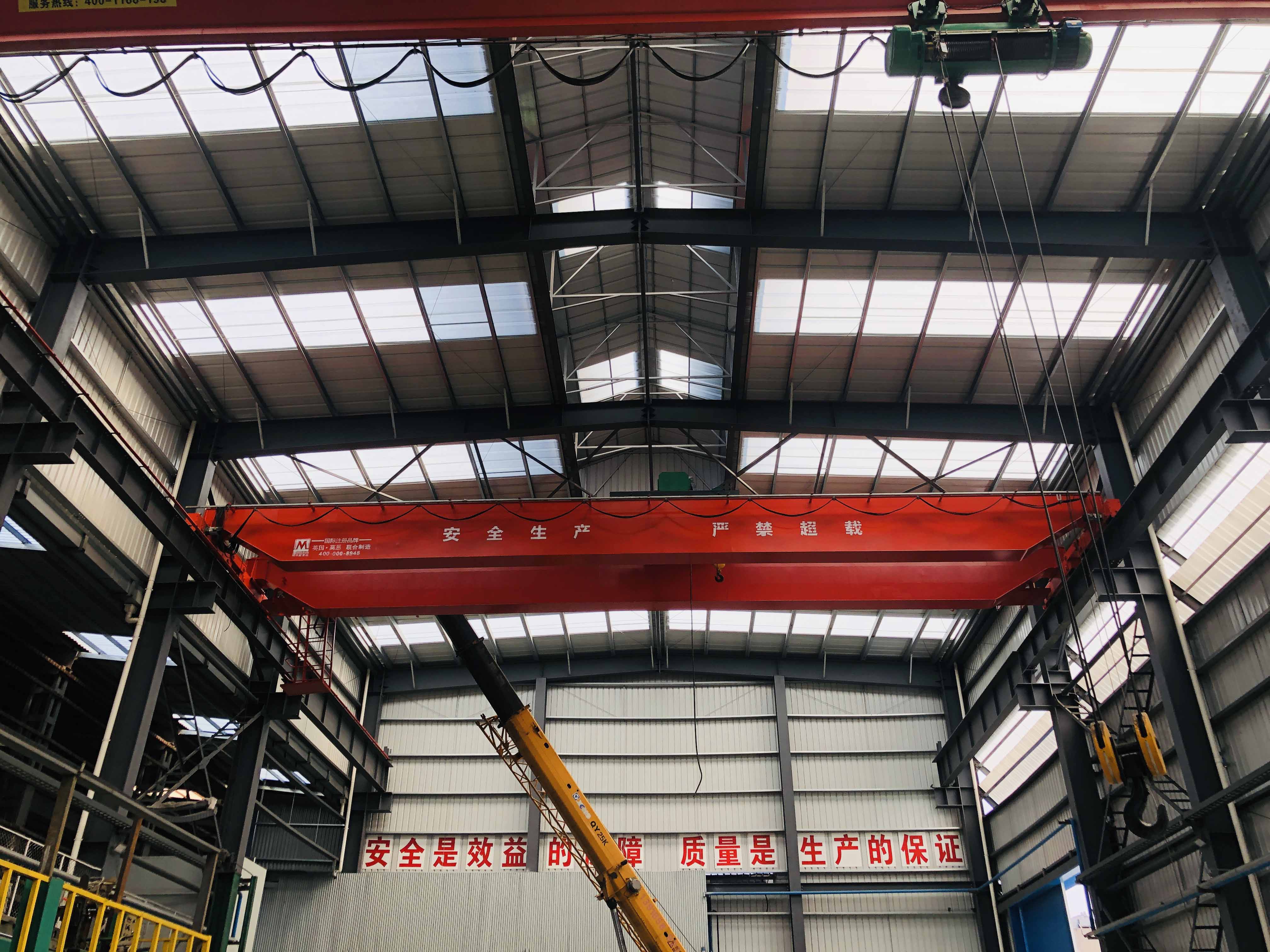 上海寶山太平貨柜有限公司LH型32/5t葫蘆雙梁橋式起重機施工現場